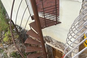 Escalier hélicoïdal extérieur en métal thermolaqué - Pourquié métallier Millau Aveyron