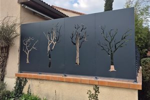 Brise vue en aluminium découpé motif arbre - Pourquié métallerie Aveyron 