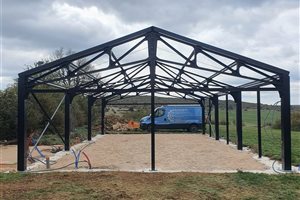 Charpente métallique sur-mesure fabriqué en Aveyron métallerie Pourquié