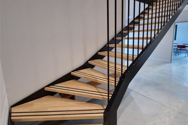 Fabrication sur mesure d'un escalier bois et métal élégant en Aveyron 
