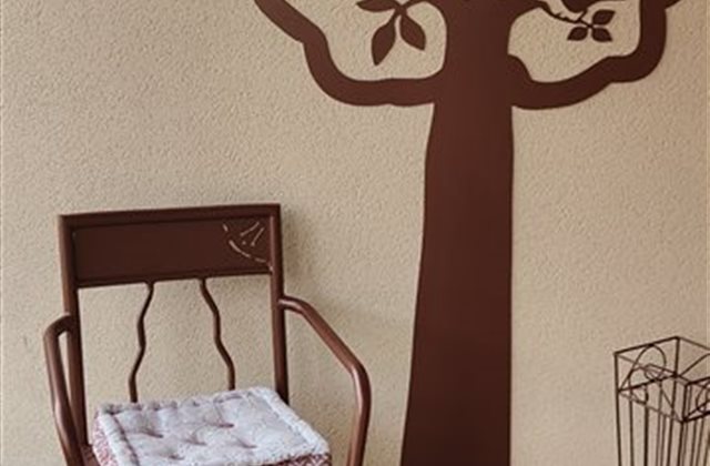 Fauteuil de jardin et décoration murale